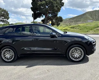 Interieur van Porsche Cayenne te huur in Georgië. Een geweldige auto met 5 zitplaatsen en een Automatisch transmissie.