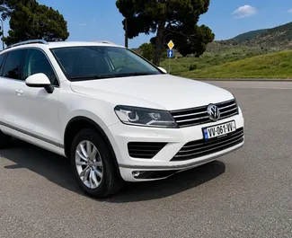 Interieur van Volkswagen Touareg te huur in Georgië. Een geweldige auto met 5 zitplaatsen en een Automatisch transmissie.