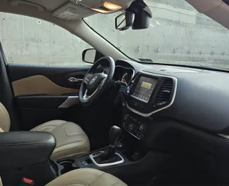 Interieur van Jeep Cherokee te huur in Georgië. Een geweldige auto met 5 zitplaatsen en een Automatisch transmissie.