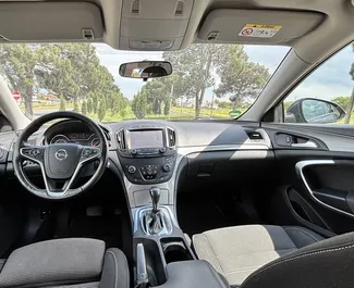 Interieur van Opel Insignia Combi te huur in Georgië. Een geweldige auto met 5 zitplaatsen en een Automatisch transmissie.