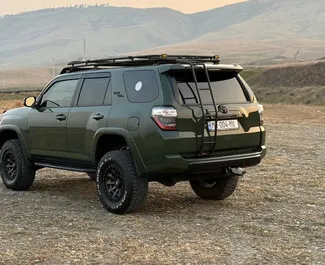 Toyota 4 Runner 2024 beschikbaar voor verhuur in Tbilisi, met een kilometerlimiet van 250 km/dag.