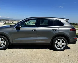 Interieur van Porsche Cayenne te huur in Georgië. Een geweldige auto met 5 zitplaatsen en een Automatisch transmissie.