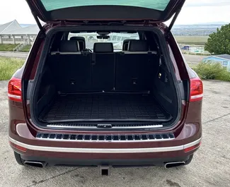 Interieur van Volkswagen Touareg te huur in Georgië. Een geweldige auto met 5 zitplaatsen en een Automatisch transmissie.