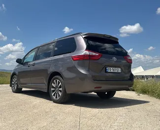 Benzine motor van 3,5L van Toyota Sienna 2019 te huur in Tbilisi.