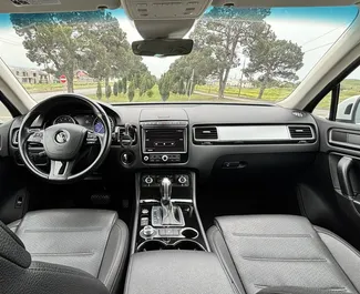 Volkswagen Touareg 2018 met Aandrijving op alle wielen systeem, beschikbaar in Tbilisi.