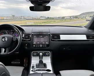 Volkswagen Touareg 2018 met Aandrijving op alle wielen systeem, beschikbaar in Tbilisi.