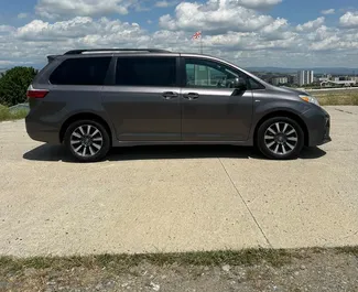 Toyota Sienna 2019 beschikbaar voor verhuur in Tbilisi, met een kilometerlimiet van 250 km/dag.