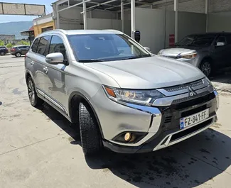 Vooraanzicht van een huurauto Mitsubishi Outlander in Tbilisi, Georgië ✓ Auto #16594. ✓ Transmissie Automatisch TM ✓ 0 beoordelingen.