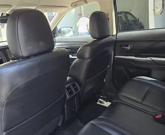 Verhuur Mitsubishi Outlander. Comfort, Crossover Auto te huur in Georgië ✓ Borg van Zonder Borg ✓ Verzekeringsmogelijkheden TPL, FDW, Passagiers, Diefstal.