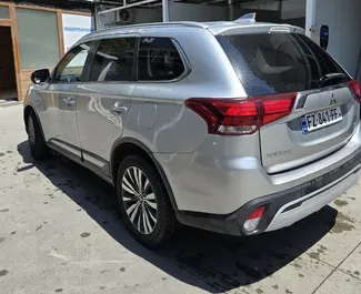 Benzine motor van L van Mitsubishi Outlander 2019 te huur in Tbilisi.
