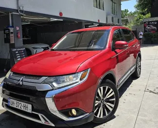 Vooraanzicht van een huurauto Mitsubishi Outlander in Tbilisi, Georgië ✓ Auto #16595. ✓ Transmissie Automatisch TM ✓ 0 beoordelingen.