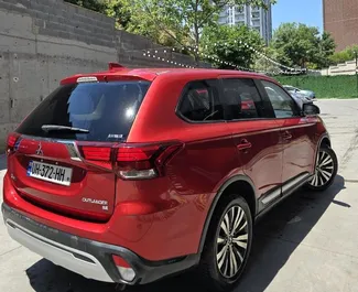 Benzine motor van L van Mitsubishi Outlander 2019 te huur in Tbilisi.