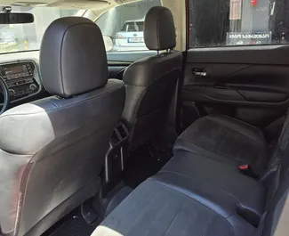 Mitsubishi Outlander 2019 beschikbaar voor verhuur in Tbilisi, met een kilometerlimiet van onbeperkt.