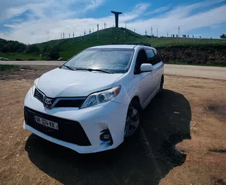 Vooraanzicht van een huurauto Toyota Sienna in Koetaisi, Georgië ✓ Auto #15913. ✓ Transmissie Automatisch TM ✓ 1 beoordelingen.