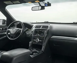 Interieur van Ford Explorer te huur in Georgië. Een geweldige auto met 7 zitplaatsen en een Automatisch transmissie.