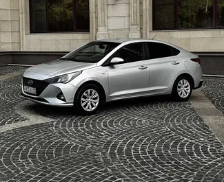 Vooraanzicht van een huurauto Hyundai Accent in Almaty, Kazachstan ✓ Auto #16513. ✓ Transmissie Automatisch TM ✓ 0 beoordelingen.