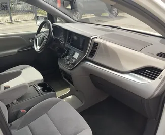 Benzine motor van 3,5L van Toyota Sienna 2018 te huur in Koetaisi.