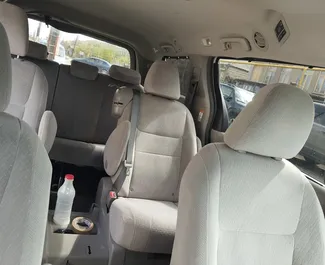 Toyota Sienna 2018 beschikbaar voor verhuur in Koetaisi, met een kilometerlimiet van onbeperkt.