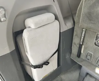Interieur van Toyota Sienna te huur in Georgië. Een geweldige auto met 8 zitplaatsen en een Automatisch transmissie.