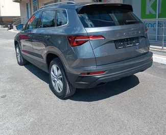 Vooraanzicht van een huurauto Skoda Karoq in Budva, Montenegro ✓ Auto #16537. ✓ Transmissie Automatisch TM ✓ 0 beoordelingen.