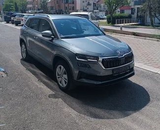 Interieur van Skoda Karoq te huur in Montenegro. Een geweldige auto met 5 zitplaatsen en een Automatisch transmissie.