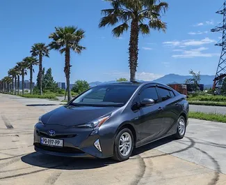 Vooraanzicht van een huurauto Toyota Prius in Batumi, Georgië ✓ Auto #16543. ✓ Transmissie Automatisch TM ✓ 0 beoordelingen.