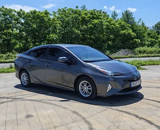 Interieur van Toyota Prius te huur in Georgië. Een geweldige auto met 5 zitplaatsen en een Automatisch transmissie.