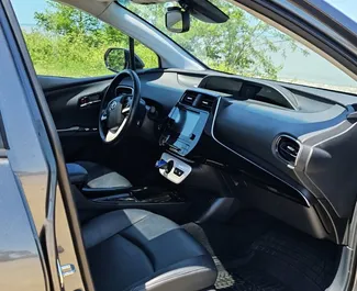 Verhuur Toyota Prius. Economy, Comfort Auto te huur in Georgië ✓ Borg van Borg van 270 GEL ✓ Verzekeringsmogelijkheden TPL, CDW, Passagiers.