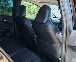 Hybride motor van 1,8L van Toyota Prius 2017 te huur in Batumi.