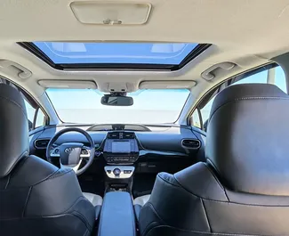 Toyota Prius 2017 beschikbaar voor verhuur in Batumi, met een kilometerlimiet van 300 km/dag.