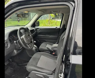 Verhuur Jeep Patriot. Comfort, SUV Auto te huur in Georgië ✓ Borg van Zonder Borg ✓ Verzekeringsmogelijkheden TPL, CDW, SCDW, FDW, Passagiers, Diefstal, Geen storting.