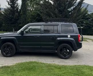 Jeep Patriot 2017 beschikbaar voor verhuur in Tbilisi, met een kilometerlimiet van onbeperkt.