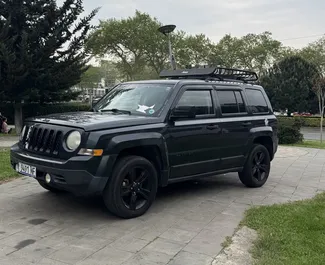 Vooraanzicht van een huurauto Jeep Patriot in Tbilisi, Georgië ✓ Auto #1314. ✓ Transmissie Automatisch TM ✓ 22 beoordelingen.