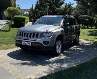 Vooraanzicht van een huurauto Jeep Compass in Tbilisi, Georgië ✓ Auto #1560. ✓ Transmissie Automatisch TM ✓ 8 beoordelingen.