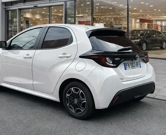 Vooraanzicht van een huurauto Toyota Yaris in Budva, Montenegro ✓ Auto #16540. ✓ Transmissie Automatisch TM ✓ 0 beoordelingen.