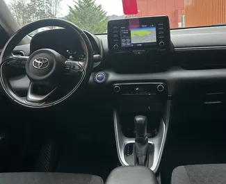 Hybride motor van 1,5L van Toyota Yaris 2024 te huur in Budva.