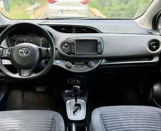 Vooraanzicht van een huurauto Toyota Yaris in Budva, Montenegro ✓ Auto #16614. ✓ Transmissie Automatisch TM ✓ 0 beoordelingen.