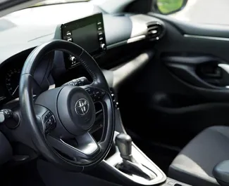 Vooraanzicht van een huurauto Toyota Yaris in Budva, Montenegro ✓ Auto #16615. ✓ Transmissie Automatisch TM ✓ 0 beoordelingen.