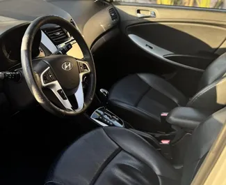 Hyundai Accent 2015 beschikbaar voor verhuur in Durrës, met een kilometerlimiet van onbeperkt.