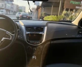 Interieur van Hyundai Accent te huur in Albanië. Een geweldige auto met 4 zitplaatsen en een Automatisch transmissie.