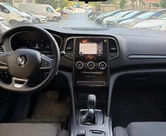 Benzine motor van 1,3L van Renault Megane Sedan 2025 te huur op de luchthaven van Antalya.