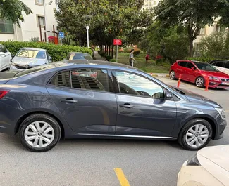 Vooraanzicht van een huurauto Renault Megane Sedan op de luchthaven van Antalya, Turkije ✓ Auto #16596. ✓ Transmissie Automatisch TM ✓ 0 beoordelingen.