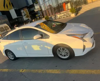 Vooraanzicht van een huurauto Toyota Prius in Tbilisi, Georgië ✓ Auto #16591. ✓ Transmissie Automatisch TM ✓ 0 beoordelingen.