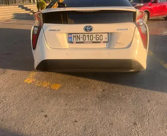 Benzine motor van 1,8L van Toyota Prius 2017 te huur in Tbilisi.