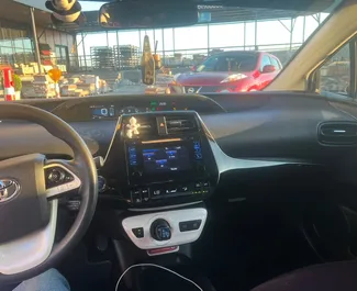 Autohuur Toyota Prius 2017 in in Georgië, met Benzine brandstof en 121 pk ➤ Vanaf 80 GEL per dag.