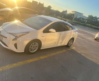 Verhuur Toyota Prius. Economy, Comfort Auto te huur in Georgië ✓ Borg van Zonder Borg ✓ Verzekeringsmogelijkheden TPL, FDW, Passagiers, Diefstal.