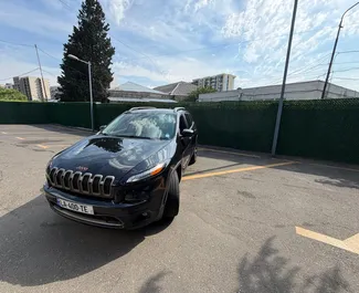 Vooraanzicht van een huurauto Jeep Cherokee in Tbilisi, Georgië ✓ Auto #16533. ✓ Transmissie Automatisch TM ✓ 0 beoordelingen.