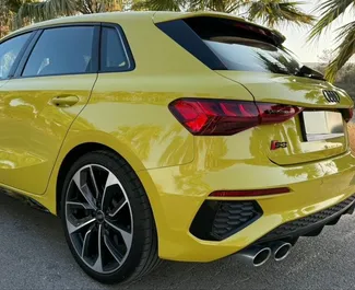 Audi S3 2022 beschikbaar voor verhuur in Alicante, met een kilometerlimiet van 200 km/dag.