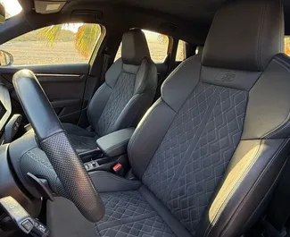 Interieur van Audi S3 te huur in Spanje. Een geweldige auto met 4 zitplaatsen en een Automatisch transmissie.