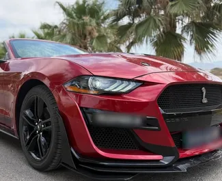 Vooraanzicht van een huurauto Ford Mustang Cabrio in Alicante, Spanje ✓ Auto #16624. ✓ Transmissie Automatisch TM ✓ 0 beoordelingen.